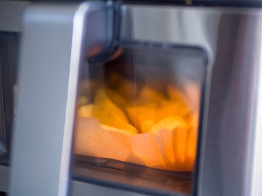 Altın patatesler tavada eşit derecede pişirilir, çıtır çıtır kenarları ve yumuşak iç kısımları oluşturur. Kızartma makinesi ısıyı iletir, böylece her patates parçası kızartma makinesi kullanılarak mükemmel bir şekilde pişirilir..