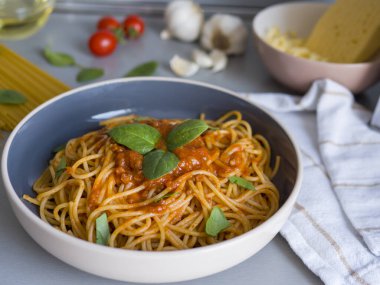 Taze fesleğen yapraklarıyla süslenmiş Balanesi makarna renkli ve dokuları renklendirir. Lezzetli Balanesi makarnası tabakta oturur, otantik Balanesi makarna sunumunun özünü yakalar. 