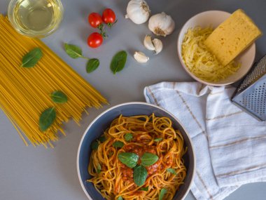 Rendelenmiş peynir, sarımsak, kiraz domatesleri, fesleğen yaprakları, zeytinyağı, rende ve kuru spagetti ile servis edilen Balanesi makarnası. Balanesi makarna sunumu Balanesi makarnası otantik tadı yakalar
