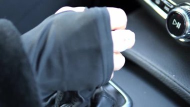Otomatik vites değişimi, kadınların ellerinin modern araçların iç kısımlarını hassasiyetle kullanmasıyla sorunsuzca hareket ediyor. Otomatik vites değişimi kusursuz kontrolü sağlar. Otomatik vites değişimi deneyimi artırır