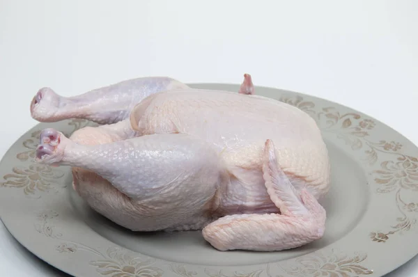 テーブルの上に生の鶏を — ストック写真