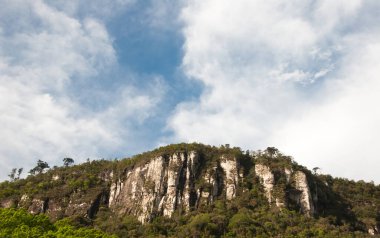 Mavi gökyüzü ve bulutlarla dağların güzel manzarası 