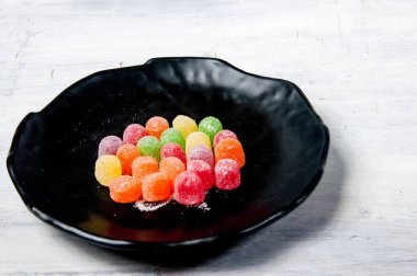 Masanın üzerinde renkli jelibonlar var.