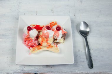 Masada lezzetli muz parçaları var.