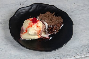 Dondurma ve çikolatalı kek masada.