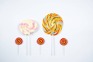 Beyaz arkaplanda renkli lolipoplar