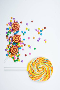 Beyaz arkaplanda renkli lolipoplar