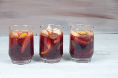 Lezzetli sangria, bardağın içinde meyve var.