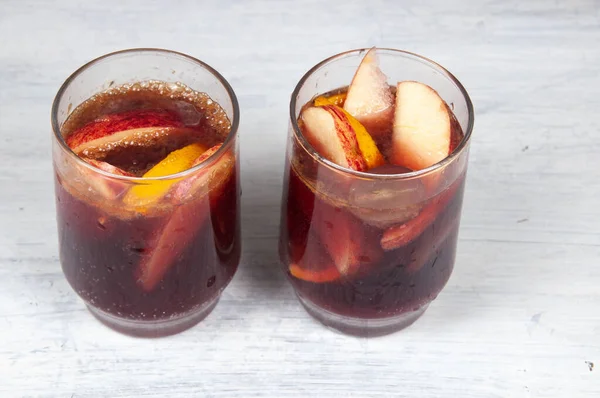 Lezzetli sangria, bardağın içinde meyve var.