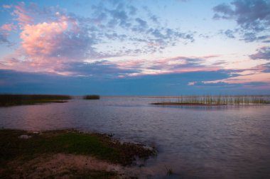 Gölün üzerinde güzel bir gün batımı