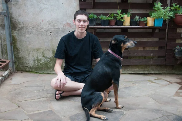 Νεαρός Άνδρας Σκυλί Του Στην Πίσω Αυλή Του Σπιτιού Lifestyle — Φωτογραφία Αρχείου