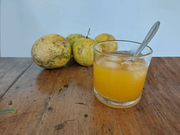 木のテーブルの上にレモンとパッションフルーツジュース — ストック写真