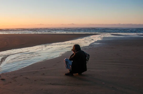 Denizde genç bir adam 