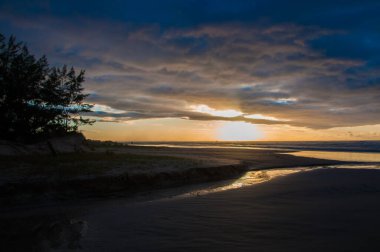 Brezilya 'da bir plajda gün doğumu 