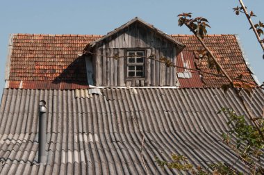 Fransa 'nın kuzeyinde, kırsal kesimdeki köyde küçük bir ev.