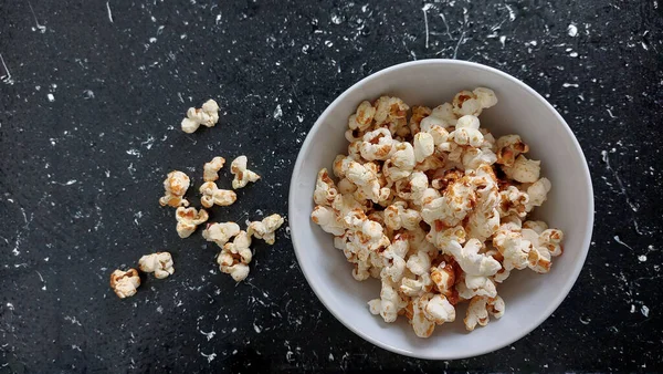Popcorn Talíři Černém Pozadí — Stock fotografie
