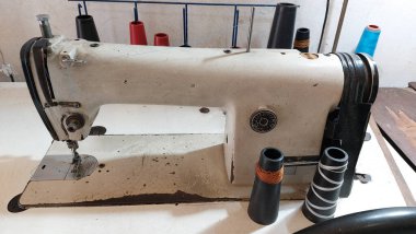 Bir terzinin atölyesinde dikiş makinesi. Yakın plan..