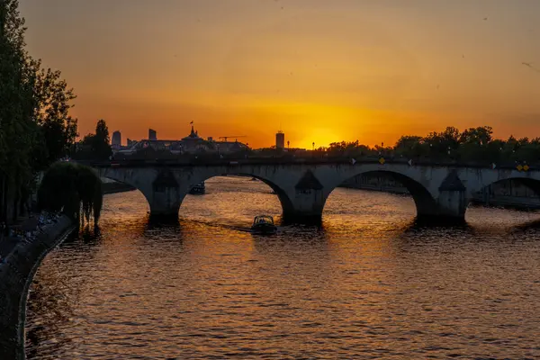 Paris, Fransa 'daki Seine nehrinin kıyısında batan güneş ve gün batımı