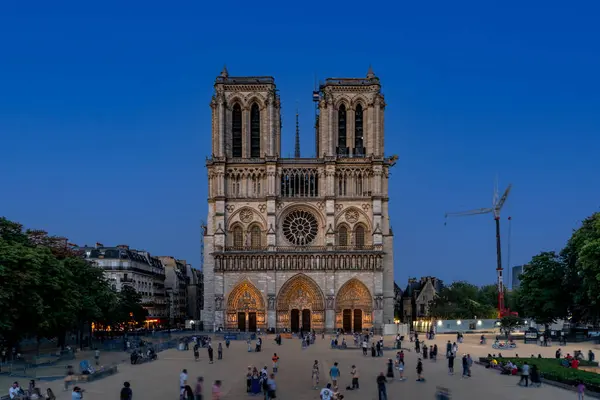 Notre-Dame de Paris, Fransa 'nın başkenti Paris' te bulunan Seine Nehri 'nde bulunan ortaçağ Katolik katedrali. Paris Katolik Başpiskoposluğu 'nun katedral kilisesi..