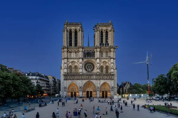 Notre-Dame de Paris, Fransa 'nın başkenti Paris' te bulunan Seine Nehri 'nde bulunan ortaçağ Katolik katedrali. Paris Katolik Başpiskoposluğu 'nun katedral kilisesi..