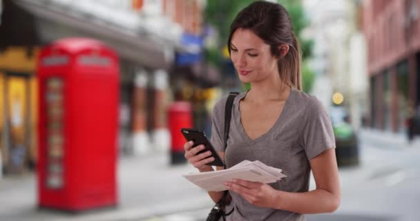 Donna Con Mail Check Smartphone Camminare Fuori Schermo Strada Londra — Video Stock