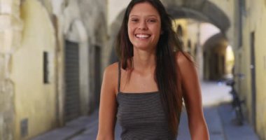 Floransa 'da yaşlı bir sokakta duran mutlu genç bir turist kadın. Çizgili tişört giyen güzel beyaz kız İtalya 'da yaz tatilinin tadını çıkarıyor. 4k