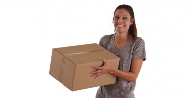Neşeli Genç Bir Kadın Beyaz Arka Planda Kopyalanmış Karton Kutuları — Stok video
