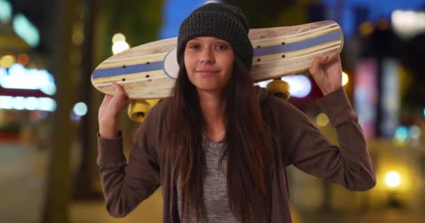 Gadis Hipster Dengan Skateboard Atas Bahunya Menatap Kamera Kota Pada — Stok Video