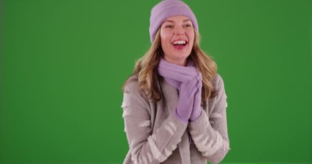緑の画面の外で雪を楽しむ中年の白人女性 緑の画面でキーまたは構成されます — ストック動画