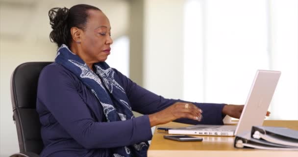 Μια Αφροαμερικανή Επιχειρηματίας Χρησιμοποιεί Κινητό Της Τηλέφωνο Στο Γραφείο Της — Αρχείο Βίντεο