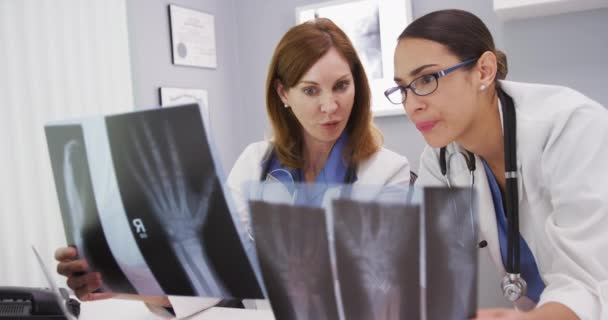 Medische Collega Bespreken Röntgenfoto Van Patiënten Hand Pols Binnenshuis Kantoor — Stockvideo