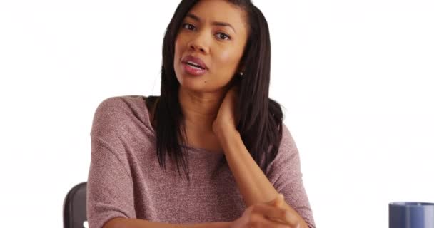 在白色背景视频上与医生谈论颈部疼痛的吸引人的黑人女性的Pov镜头 从计算机屏幕观看女性咨询医疗专业人员关于工作室的健康 — 图库视频影像