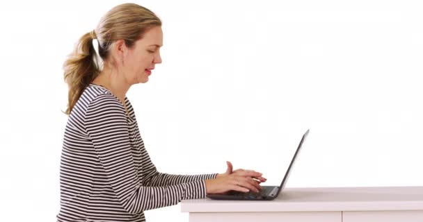 사업가의 프로필 테이블이나 책상에 배경에 공간을 가지고 노트북을 작업하는 사업가 — 비디오