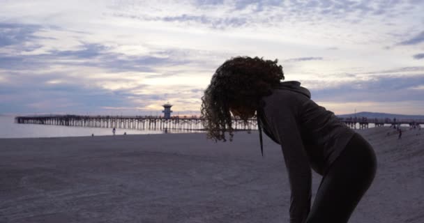 Profil Dopasowanego Czarnoskórego Biegacza Odpoczywającego Kolanach Robiącego Przerwę Biegania Plaży — Wideo stockowe