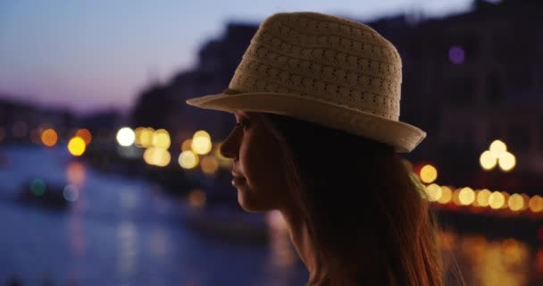 Silhouette Einer Touristin Fedora Mit Blick Auf Den Canal Grande — Stockvideo
