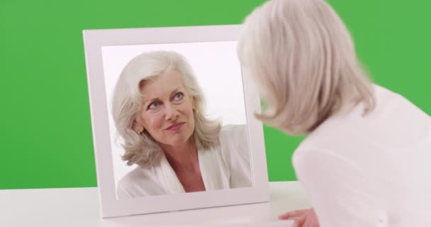 Krásná Starší Žena Kontroluje Odraz Pak Dívá Kameru Zeleném Plátně — Stock video