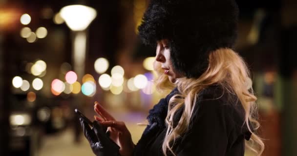 Kafkasyalı Kadın Profili Şapkalı Atkılı Şehir Sokağında Mesaj Atıyor Birini — Stok video