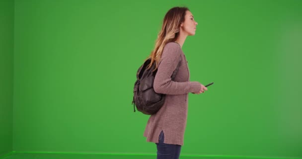 緑色の画面上のスマートフォン上の白い女性の千年紀のテキスト 緑の画面でキーまたは構成されます — ストック動画