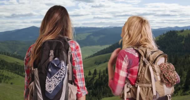 Пара Молодых Белых Женщин Путешествующих Дикой Местности Наслаждаясь Видом Вершины — стоковое видео