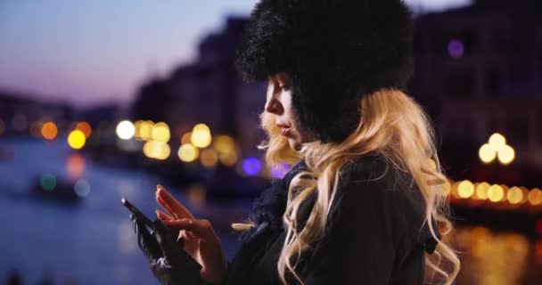 Ładna Kaukaska Kobieta Wpisująca Wiadomość Komórkę Tło Kanału Grande Wenecji — Wideo stockowe