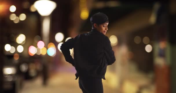 Retrato Una Mujer Negra Bailando Casualmente Calle Urbana Por Noche — Vídeos de Stock