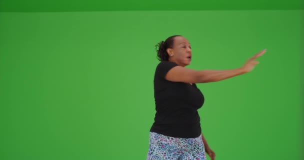 Uma Mulher Negra Mais Velha Fazendo Aeróbica Ginásio Tela Verde — Vídeo de Stock