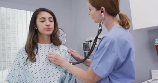 Sestra Středního Věku Používající Stetoskop Vyšetření Plic Srdce Mladých Pacientů — Stock video
