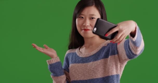 Glada Asiatiska Student Ler Och Använda Smarttelefon För Att Selfie — Stockvideo