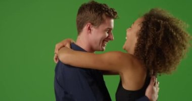 Yeşil ekranda birbirini kucaklayan çiftin portresini yakından çek. Anahtar ya da birleşik olmak üzere yeşil ekranda.