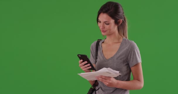 Mujer Con Cheques Correo Aplicación Teléfono Inteligente Para Oficina Correos — Vídeo de stock