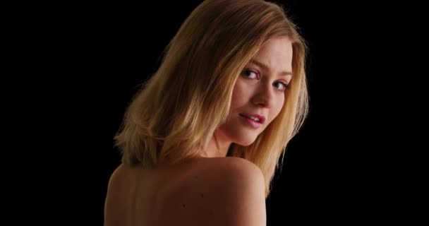 Крупним Планом Красива Блондинка Дивиться Через Плече Свіжа Справжня Дівчина — стокове відео