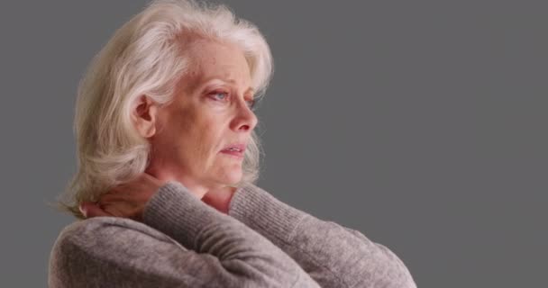 Detailní Záběr Starší Ženy Bolavým Krkem Pevném Šedém Pozadí Detailní — Stock video