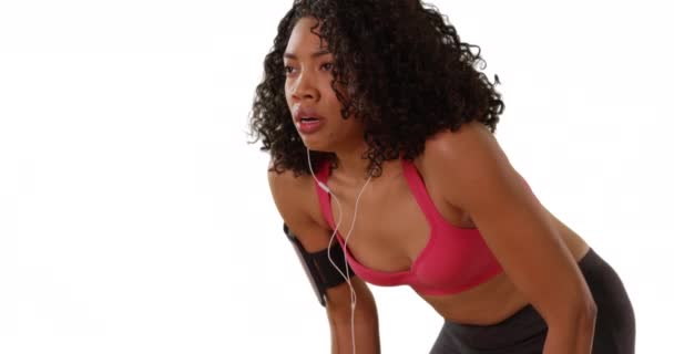 Çekici Siyah Bayan Koşucu Akıllı Saati Sıfırlıyor Beyaz Arka Planda — Stok video