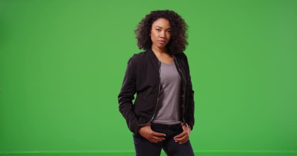 Yeşil Ekranda Havalı Bir Özgüvenle Kameraya Bakan Sevimli Siyahi Kadın — Stok video